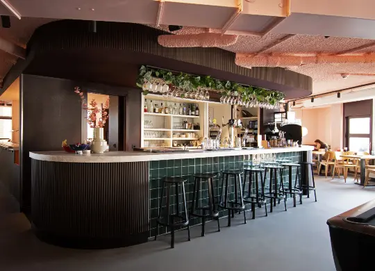 Auf Klassenfahrt mit HEROLÉ: Bar im Stayokay Hostel Rotterdam
