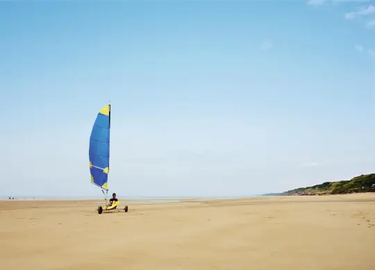Strandsegeln in der Bretagne Auf Klassenfahrt mit HEROLÉ: Strandsegeln in der Bretagne.