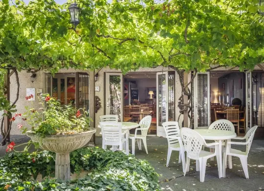 Auf Klassenfahrt mit HEROLÉ: Terrasse des Hotels Cristol in Avignon / Provence