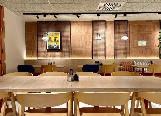 Auf Klassenfahrt mit HEROLÉ: Speiseraum im MEININGER Hotel Fira Gran Via in Barcelona