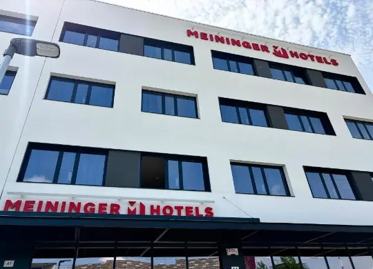 Auf Klassenfahrt mit HEROLÉ: Außenansicht des MEININGER Hotel Fira Gran Via in Barcelona