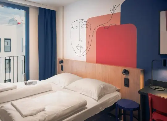 Auf Klassenfahrt mit HEROLÉ: Zimmerbeispiel für Begleitpersonen im MEININGER Hotel Fira Gran Via in Barcelona