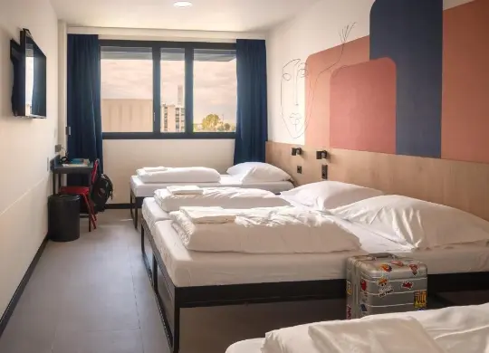 Auf Klassenfahrt mit HEROLÉ: Zimmerbeispiel im MEININGER Hotel Fira Gran Via in Barcelona
