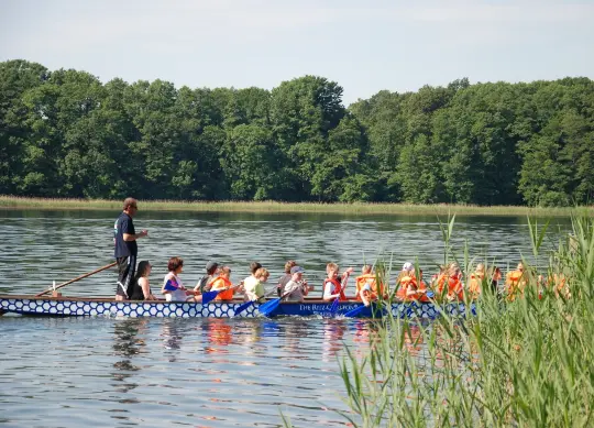 Auf Klassenfahrt mit HEROL&Eacute;: Drachenboot am Ruppinier See.
