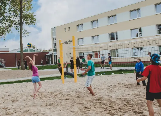 Auf Klassenfahrt mit HEROL&Eacute;: Beachvolleyballplatz der Jugendherberge in Wolfsburg