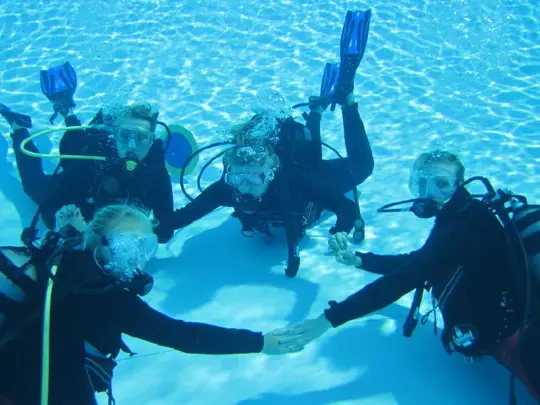 Tauchübungen im Pool Auf Klassenfahrt mit HEROLÉ: Tauchübungen im Pool.