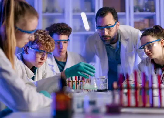 MINT: Experimente im Labor Praktische Wissensvermittlung im Labor: Chemische Experimente machen die Theorie aus dem Unterricht lebendig!