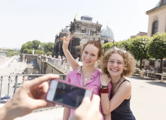 Zwei Mädchen in Dresden Auf Klassenfahrt mit HEROLÉ: Zwei Mädchen in Dresden.