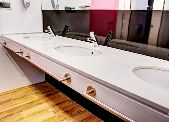 Auf Klassenfahrt mit HEROLÉ: Gemeinschaftsbad im Urban Youth Hostel in Valencia