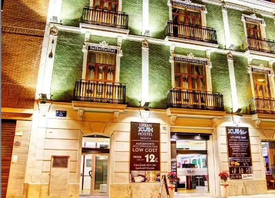 Auf Klassenfahrt mit HEROLÉ: Außenansicht des Urban Youth Hostel in Valencia