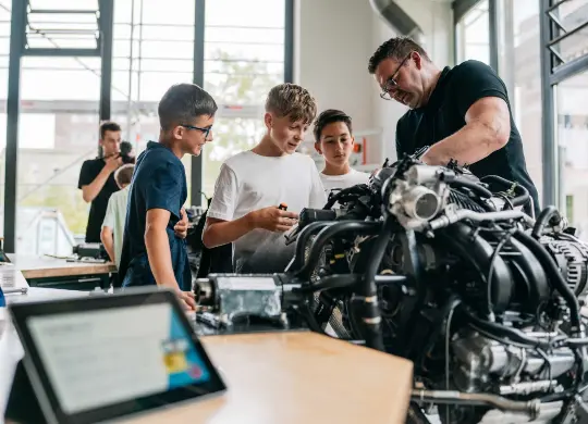 In der modernen Lernfabrik VDI GaraGe tauchen Klassen tief ein in die Welt von Technik, Digitalisierung und Industrie.