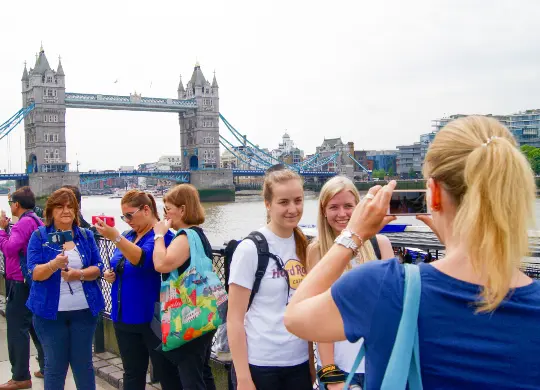 Foto vor der Tower Bridge in London Auf Klassenfahrt mit HEROLÉ: Foto vor der Tower Bridge in London.