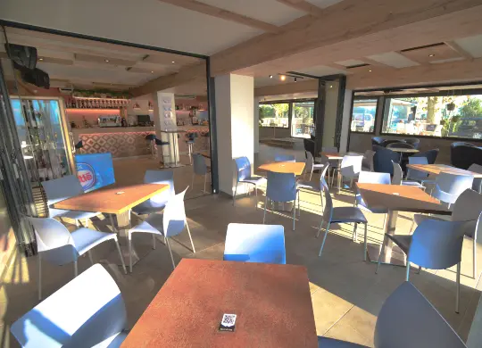 Auf Klassenfahrt mit HEROLÉ: Terrasse des Hotel Internacional in Katalonien