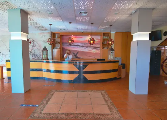 Auf Klassenfahrt mit HEROLÉ: Rezeption im Hotel Internacional in Katalonien