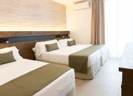 Auf Klassenfahrt mit HEROLÉ: 3-Bett-Zimmer im Hotel Internacional in Katalonien