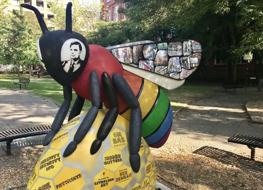 Auf Klassenfahrt mit HEROLÉ: Bienenskulptur in Sackville Gardens im Gay Village in Manchester