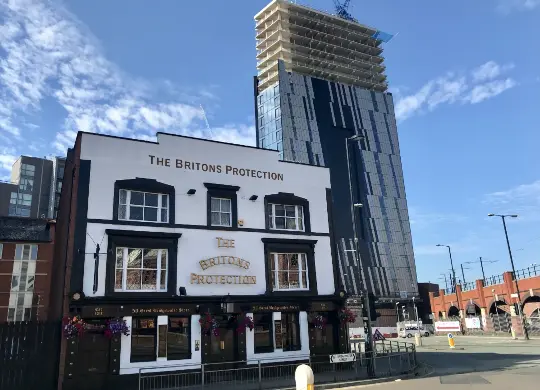 Auf Klassenfahrt mit HEROLÉ: In Manchester gibt es sowohl alte als auch neue Architektur zu bestaunen.