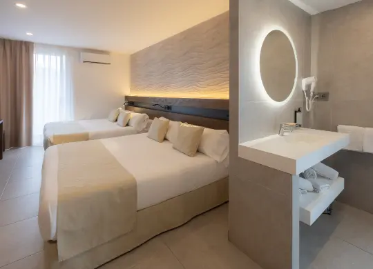 Auf Klassenfahrt mit HEROLÉ: Beispiel 4-Bett-Zimmer im Hotel Internacional in Katalonien