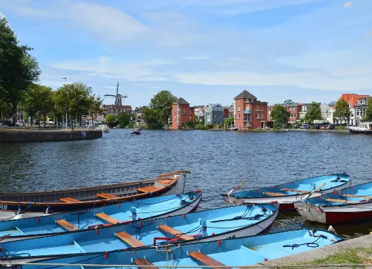 Auf Klassenfahrt mit HEROLÉ: Haarlem mit Fluß Spaarne und Windmühle im Hintergrund