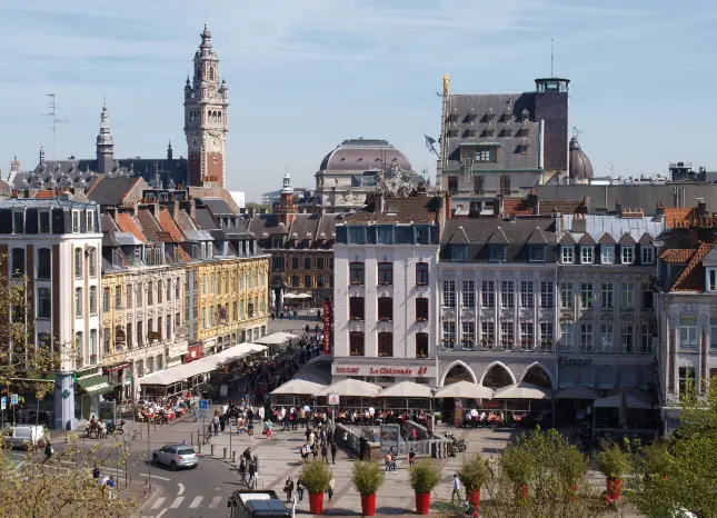 Auf Klassenfahrt mit HEROLÉ: Vogelperspektive auf den Place Rihour in Lille