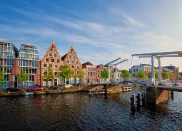 Auf Klassenfahrt mit HEROLÉ: Die Gravestenenbrug ist eine typische Zugbrücke in Haarlem