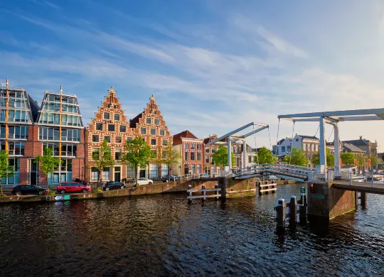 Auf Klassenfahrt mit HEROLÉ: Die Gravestenenbrug ist eine typische Zugbrücke in Haarlem