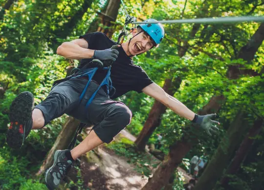 Hochseilgarten "Accro Branche" in Lille Auf Klassenfahrt mit HEROLÉ: Ein Junge beim Ziplinen im Hochseilgarten "Accro Branche" in Lille