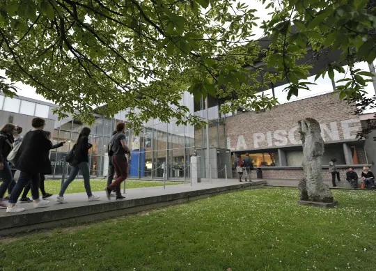 Eingangsbereich vom Musée La Piscine bei Lille Auf Klassenfahrt mit HEROLÉ: Grüner Eingangsbereich vom Musée La Piscine in Roubaix bei Lille mit Besuchern auf dem Weg ins Museum