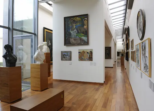 Ausstellungsraum vom Musée La Piscine bei Lille Auf Klassenfahrt mit HEROLÉ: Ausstellungsraum mit Büsten und Gemälden im Musée La Piscine in Roubaix bei Lille