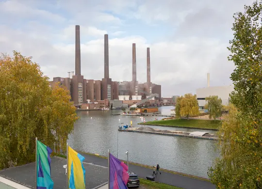 Auf Klassenfahrt mit HEROLÉ: Blick auf das VW-Werk in Wolfsburg