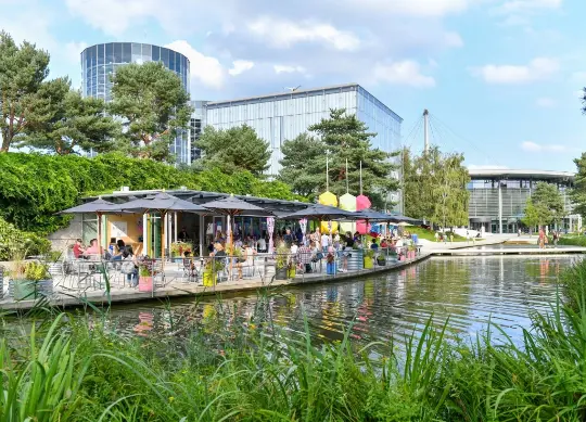 Auf Klassenfahrt mit HEROL&Eacute;: Au&szlig;enbereich der Autostadt Wolfsburg mit Caf&eacute;
