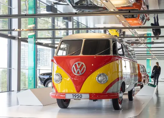 Auf Klassenfahrt mit HEROL&Eacute;: VW T1 Bus im ZeitHaus der Autostadt Wolfsburg