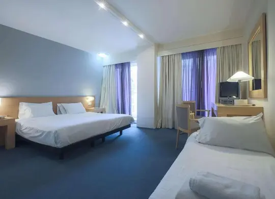 Auf Klassenfahrt mit HEROLÉ: Dreibettzimmer im Hotel DORIAN INN in Athen