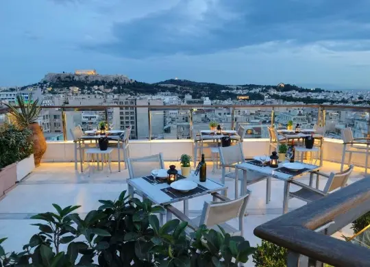 Auf Klassenfahrt mit HEROLÉ: Blick von der Dachterrasse des Hotels DORIAN INN in Athen