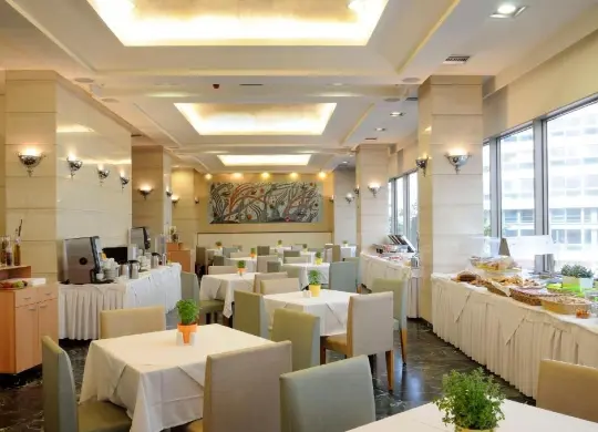 Auf Klassenfahrt mit HEROLÉ: Speisesaal im Hotel DORIAN INN in Athen