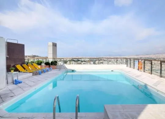 Auf Klassenfahrt mit HEROLÉ: Swimmingpool auf dem Dach des Hotels DORIAN INN in Athen