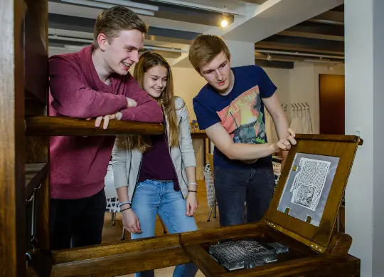 Luthers Werkstatt im Lutherhaus in Eisenach Auf Klassenfahrt mit HEROLÉ: Schüler:innen entdecken Luthers Werkstatt im Lutherhaus in Eisenach