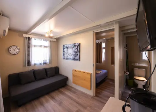 Auf Klassenfahrt mit HEROLÉ: Bungalow-Wohnraum auf dem Camping El Far in Katalonien