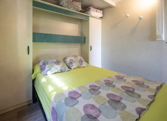 Auf Klassenfahrt mit HEROLÉ: Schlafzimmer im Bungalow - Camping El Far in Katalonien