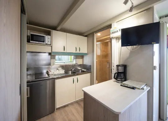 Auf Klassenfahrt mit HEROLÉ: Kitchenette im Bungalow auf dem Camping El Far in Katalonien