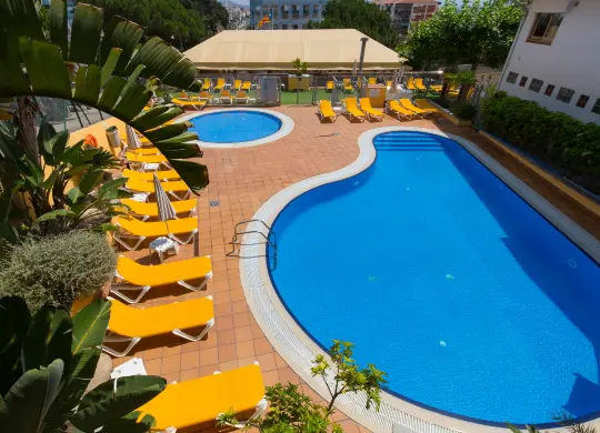 Auf Klassenfahrt mit HEROLÉ: Swimmingpool des Camping El Far in Katalonien