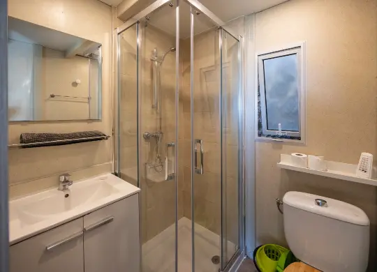 Auf Klassenfahrt mit HEROLÉ: Bäder in den Bungalows - Camping El Far in Katalonien