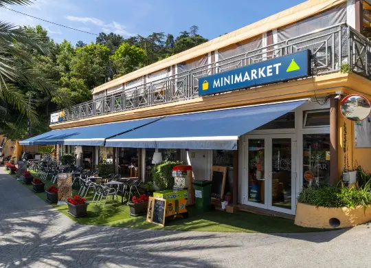 Auf Klassenfahrt mit HEROLÉ: Supermarkt des Camping El Far in Katalonien