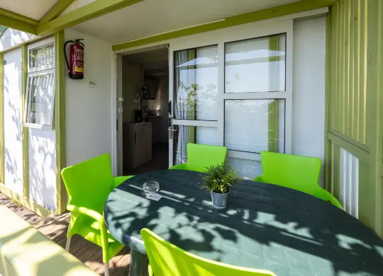 Auf Klassenfahrt mit HEROLÉ: Bungalow-Terrasse auf dem Camping El Far in Katalonien