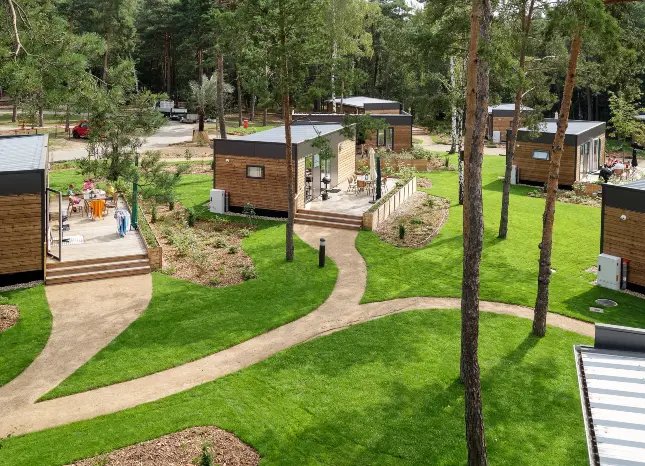 Klassenfahrt Berlin: Tropical Islands, Woodland Homes Auf Klassenfahrt mit HEROLÉ: Ferienhäuser im Tropical Islands Resort