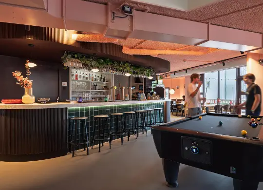 Auf Klassenfahrt mit HEROLÉ: Bar und Aufenthaltsbereich im Stayokay Hostel Rotterdam