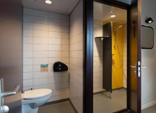 Auf Klassenfahrt mit HEROLÉ: Moderne Bäder mit sep. WC im Stayokay Hostel Rotterdam