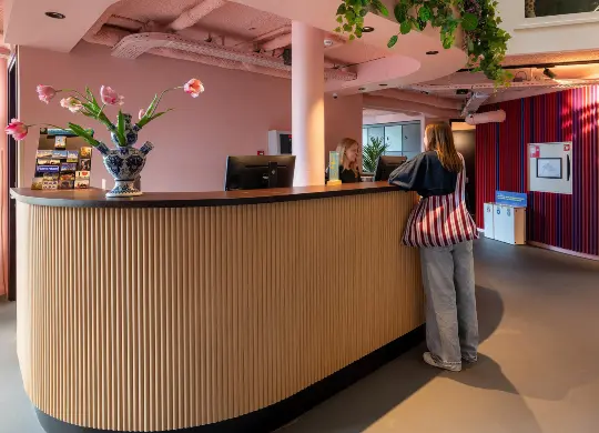 Auf Klassenfahrt mit HEROLÉ: Rezeption/Lobby im Stayokay Hostel Rotterdam