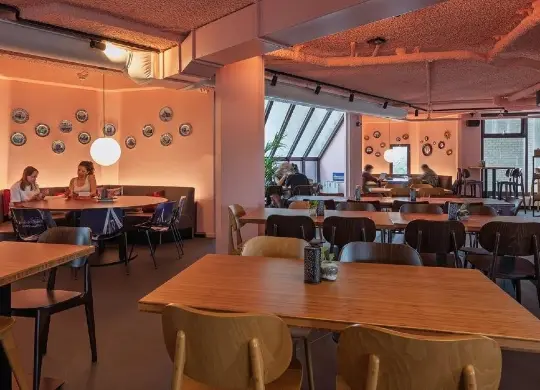 Auf Klassenfahrt mit HEROLÉ: Frühstücksraum im Stayokay Hostel Rotterdam