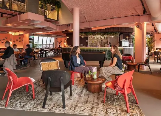 Auf Klassenfahrt mit HEROLÉ: Gemeinschaftsbereiche im Stayokay Hostel Rotterdam